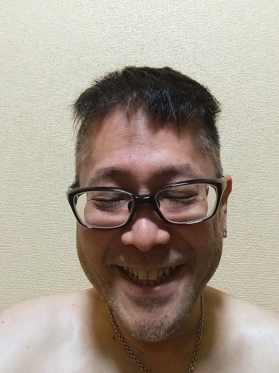 半年以上散髪してなくて伸び伸びだったので、思いつきでイノシシが凸して猛々しく進んだ結果2020年以来のRe.坊主。とりま白髪丸出し。
1年で1番の寒さだろう時期に我ながら物好きすぎw
2枚目途中経過(裸でさーせんw)