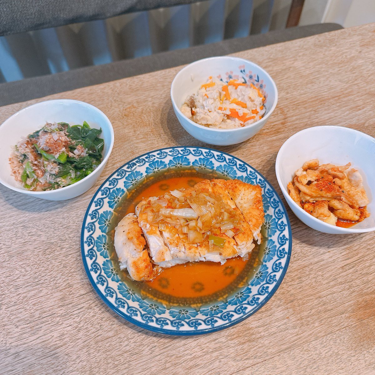 今週、鶏皮ポン酢3回目にゃべ😂

ビールに合うと教えてもらったので
花金はビールと一緒に🍻

今まで鶏皮捨ててたのが嘘のように😂
鶏皮にはまっているキャベッツさんにゃべ
😂😂

ちなみに今日の夕飯は
油淋鶏風、鶏皮ポン酢、炊き込みご飯、ほうれん草のおひたしにゃべー

いただきますにゃべー✨🙏