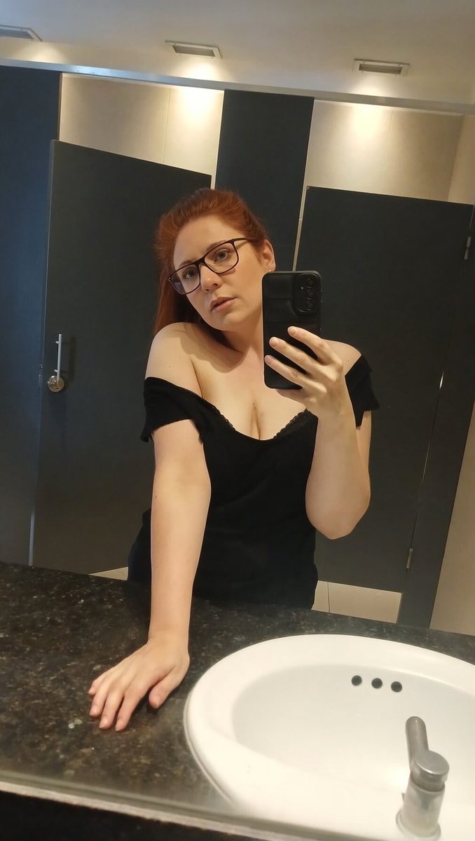 ItsAngelamrs's tweet photo. Im 37yo is that a problem??? https://t.co/fChbCuOxNn
