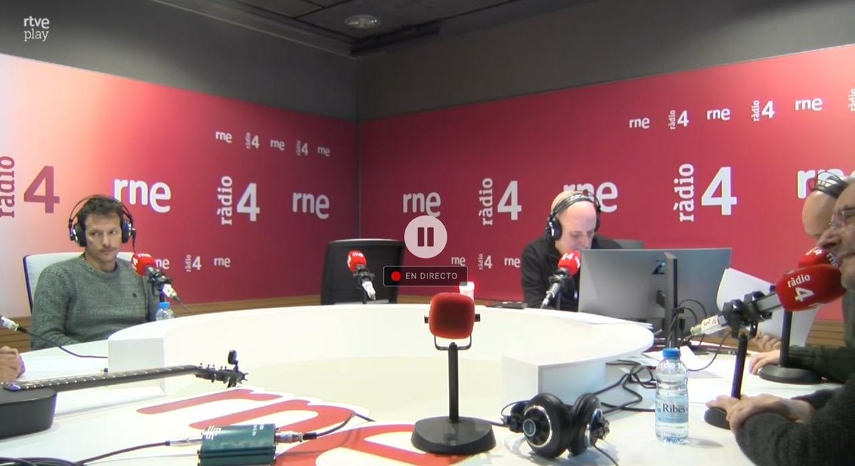 salaversus_gl's tweet photo. Avui tenim a l’ #OriolGrau de promoció del seu espectacle #LaMareElDimoniIJo al programa #ElMatí de @radio4_rne amb @XFreixes 

Gràcies per l’entrevista!
Us esperem al teatre!

📅Del 28/01 al 8/02 
🎟️https://t.co/TtLTs2YntQ https://t.co/lLu1WYj3UN
