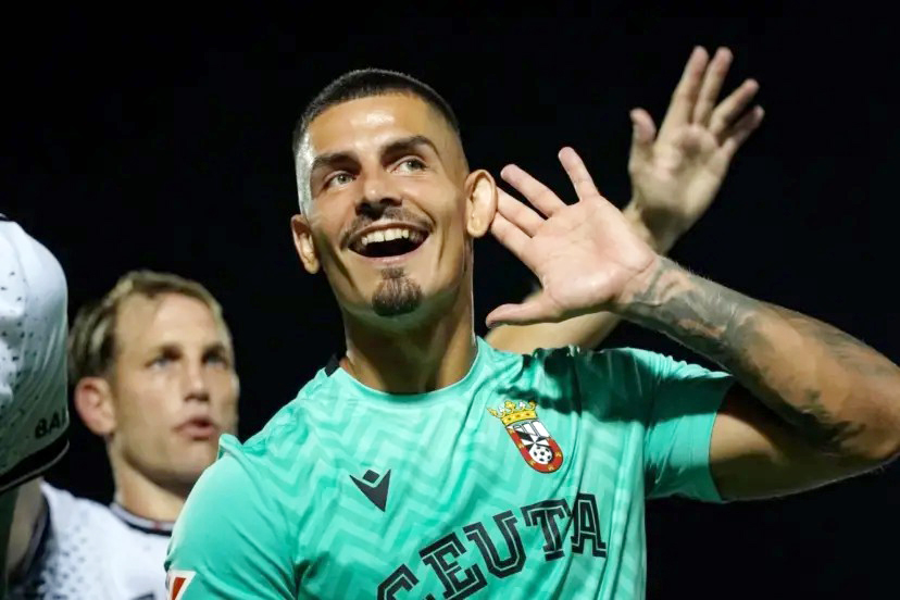 #LaLigaHypermotion
La historia de Guille Vallejo es de esas que te reconcilian con el fútbol. ⚽️ El portero de la <a href="/ADCeuta_FC/">AD CEUTA FC</a>  confiesa que estaba listo para subirse al camioncito y ponerse a repartir. Dejó el fútbol profesional a un lado por la realidad del día a día, pero el