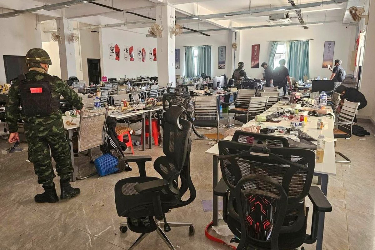 jeabPum's tweet image. สุดจัด

ทหารไทยบุกรังสแกมเมอร์ ที่ช่องจอม-โอร์เสม็ด ชายแดน จ.สุรินทร์ พบ "โรงพักปลอม" หลายประเทศ จำลองโครตเหมือน