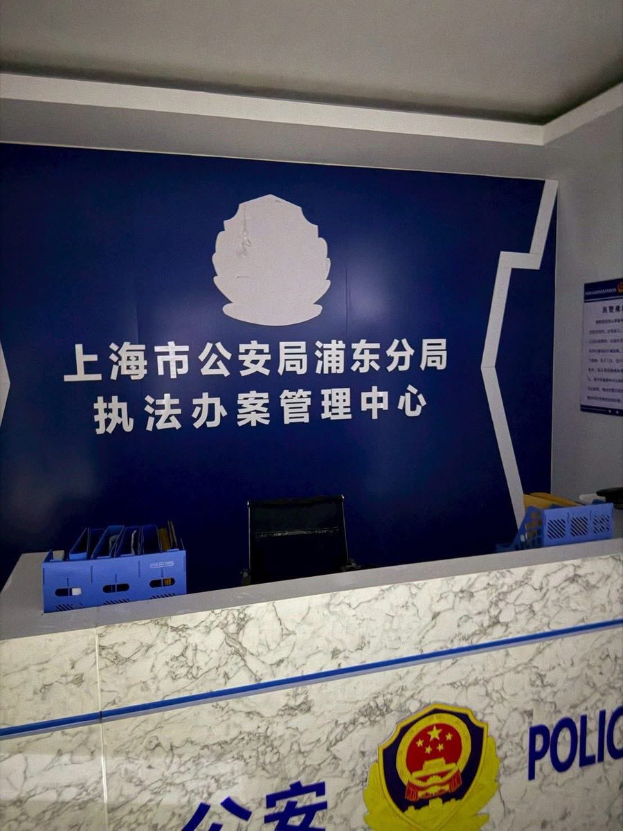 jeabPum's tweet image. สุดจัด

ทหารไทยบุกรังสแกมเมอร์ ที่ช่องจอม-โอร์เสม็ด ชายแดน จ.สุรินทร์ พบ "โรงพักปลอม" หลายประเทศ จำลองโครตเหมือน