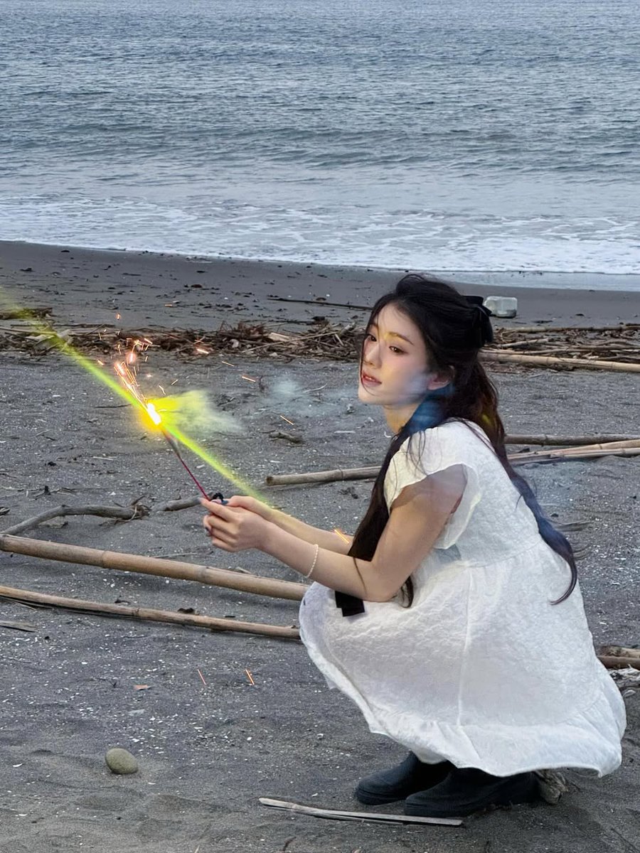 xiaotuing's tweet image. ★. ／ 스플래시 노트 :: Before evening, the sea will roar.  Now, I’m getting a little closer to the waves. But I beautifully light a firework to accompany the warmth of my gaze here. Night hasn’t fallen yet, I’m still on this beach. It feels natural, due to the firelight ˖  ࣪ ୭