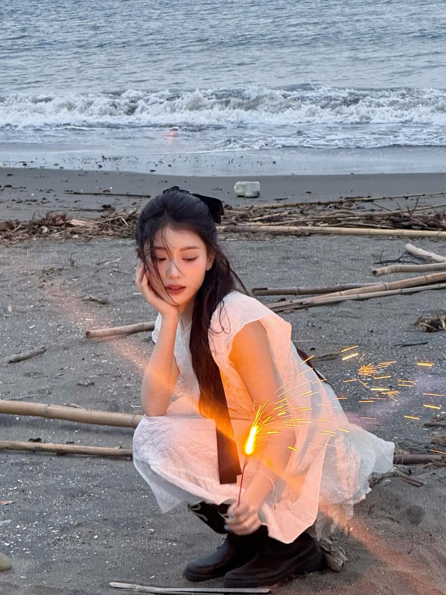 xiaotuing's tweet image. ★. ／ 스플래시 노트 :: Before evening, the sea will roar.  Now, I’m getting a little closer to the waves. But I beautifully light a firework to accompany the warmth of my gaze here. Night hasn’t fallen yet, I’m still on this beach. It feels natural, due to the firelight ˖  ࣪ ୭