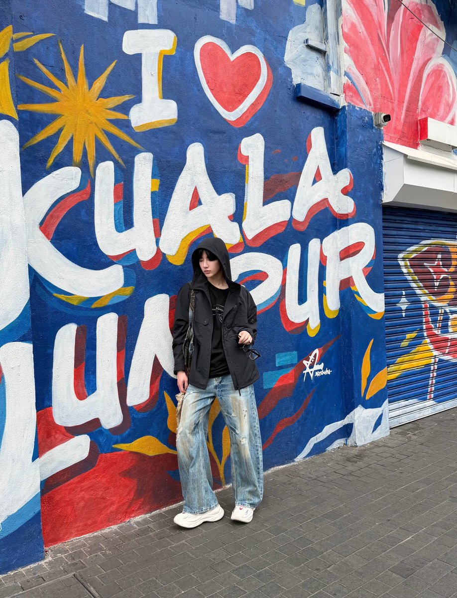 [📸] #ZEROBASEONE #ZB1 #ZhangHao showcased his Malaysian getaway, striking a stylish pose in casual streetwear alongside the <a href="/ZUSCoffee/">ZUS Coffee®</a> mural by local artist <a href="/NasSuha_/">𝐍𝐚𝐬</a> at Pasar Seni. 🌺

#VisitMalaysia2026 #VMY2026