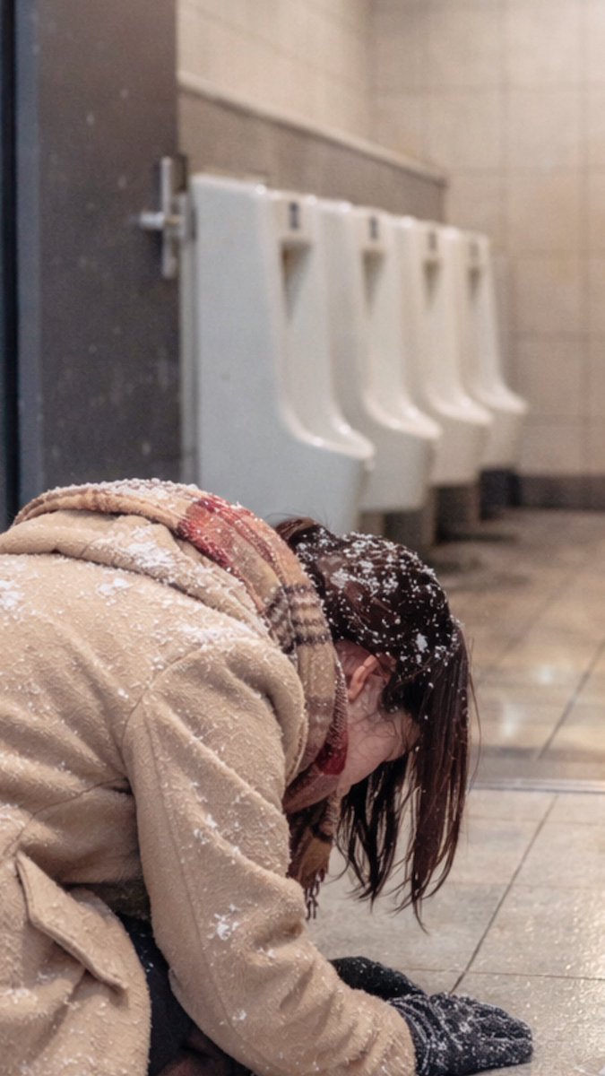 aaaikkku's tweet photo. -11度の真冬日。
肉便器だからくっさい男子トイレに向かって土下座しろとの指示に従いました。
男様のオチンポ様がいつもお世話になってるトイレに深々と礼をしました😊
いっそのこと、トイレになりたいと熱望しております。 https://t.co/HNkZNbTVpB