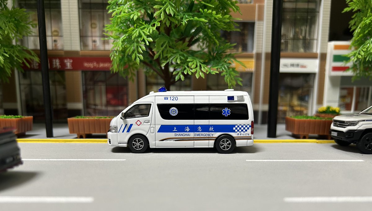 maruhaze128795's tweet photo. MASDI　ハイエース　上海救急車仕様

細部まで綺麗に再現されています。
救急車が出たことにより、再現の幅が広がります。

＃MASDI　＃救急車　＃ジオラマ　＃ミニカー https://t.co/e2ego2MAlx