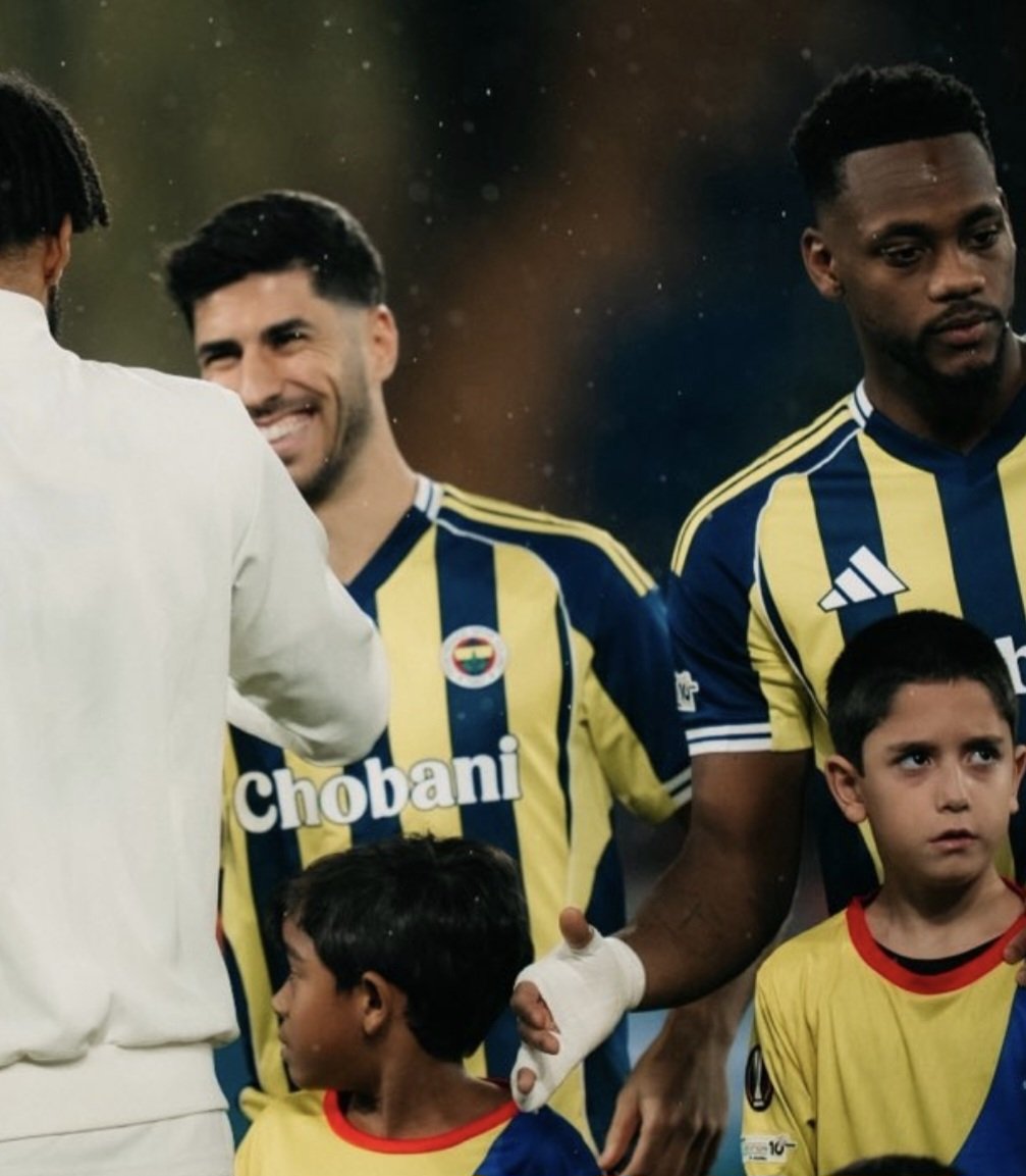 TalkRhythmics's tweet image. Never has a picture so perfectly captured the difference in personality between 2 former Villa players. One I miss, the other I hope to never see again.
#AVFC