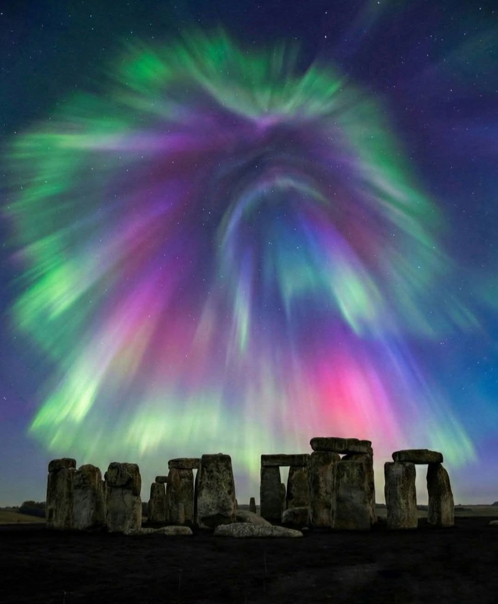 MonkeyMajic1977's tweet photo. The Araura over stone henge. #Araura #Stonehenge
#Araura2026 https://t.co/nSwNFgiVPL