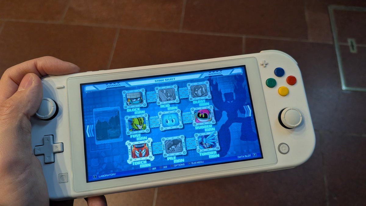 にこページ もう列に並びながらロックマン11するね