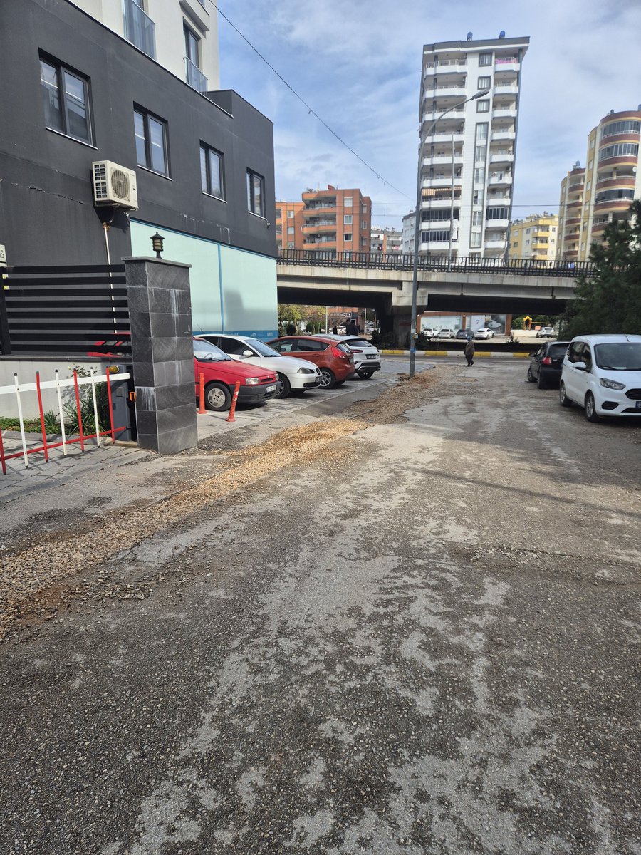 tecirserkan's tweet photo. @SeyhanBelediye tellidere mah 72194 sok. Aski çalışması sonrası sokağının son 1 aydır durumu bu şekilde , görüntü ve çevre kirliliği, trafik aksaklığı ve araçlara maddi zarar günlerdir devam ediyor. Bu alan ne zaman asfaltlanacak. Lütfen ilgilenir misiniz https://t.co/lbHGEuzJuE