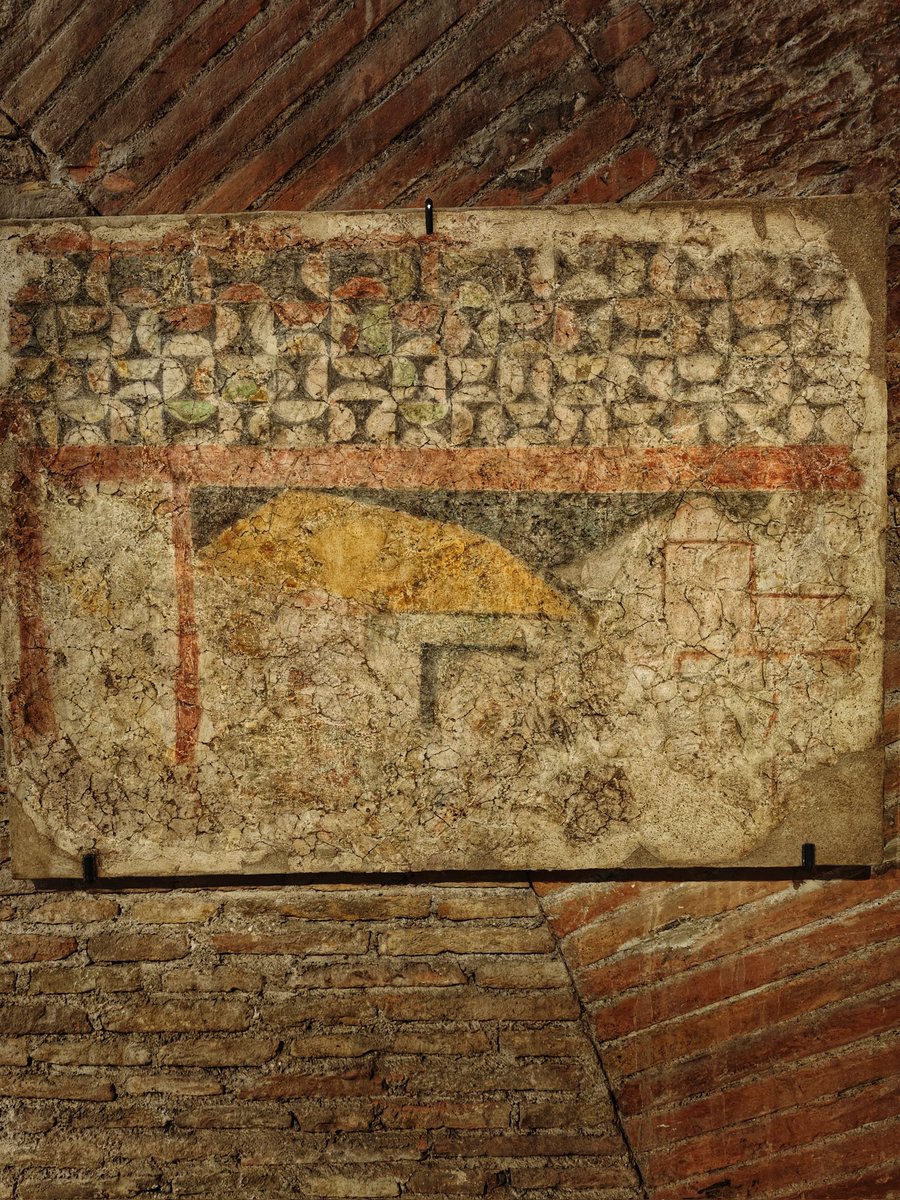 antmoose's tweet photo. For #FrescoFriday this week, which has been focused on the #Pantheon in #Rome, here's a #fresco fragment from around 1200, which once decorated the eastern curved chapel. It has an intriguing scene of roofed houses below a complex #geometric band that imitates #opussectile work. https://t.co/PRlJmmZRkR
