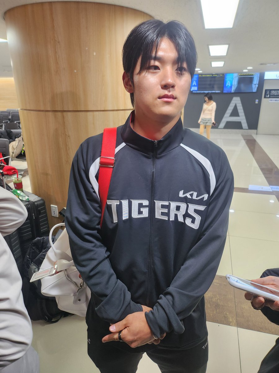참고로 김도영은 올 시즌 연봉이 많이 깎인 것에 대해서도 "저는 괜찮은데 다른 분들이 제 연봉에 관심이 많으셔서" 라며 대수롭지 않게 웃었습니다. 
그러면서 "선수로서 경기 출장을 못했기때문에 당연히 받아들여야하는 부분이며, 올 시즌 잘해서 얼마든지 회복할 수 있다"라고 덧붙이기도
