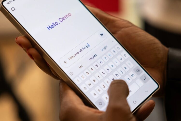 По данным Bloomberg, умная Siri из iOS 27, помимо того, что будет основана на Gemini, еще и работать будет прямо на серверах Google. Все дело в том, что для работы чат-бота нового поколения требуются значительные вычислительные мощности, которых у Apple нет.