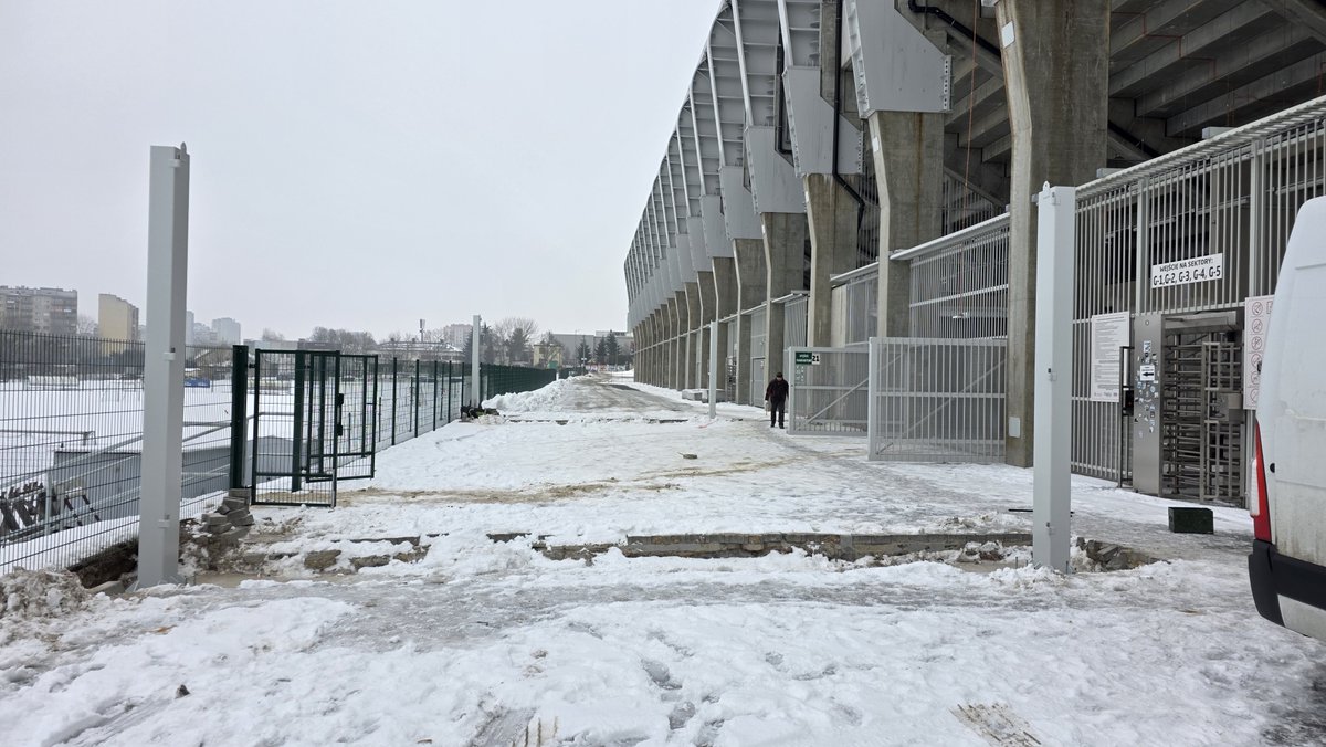 Na zewnątrz stadionu przy #Struga63 trwa montaż składanych bram zabezpieczających. Będą one prowadzić kibiców gości od parkingu od strony ulicy 11 listopada w kierunku wejścia na stadion, wydzielając trasę dojścia i oddzielając ją od pozostałych ciągów komunikacyjnych i kibiców