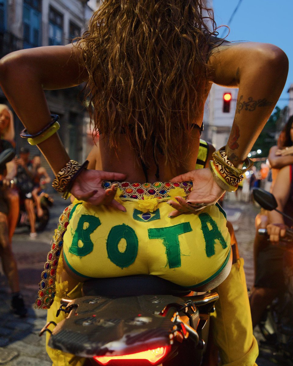 afrochato's tweet photo. @_euigorsouza 1 - Lud não é lésbica, é bissexual
2 - Lud é a única mulher da música Pop Bissexual que de fato aparece mantendo relações com outras mulheres
3 - Ludmilla tem várias músicas para a esposa dela
4 - Vocês cobram mais dela do que das que dizem que é bi e só assumem homem https://t.co/9nh4YWCJyL