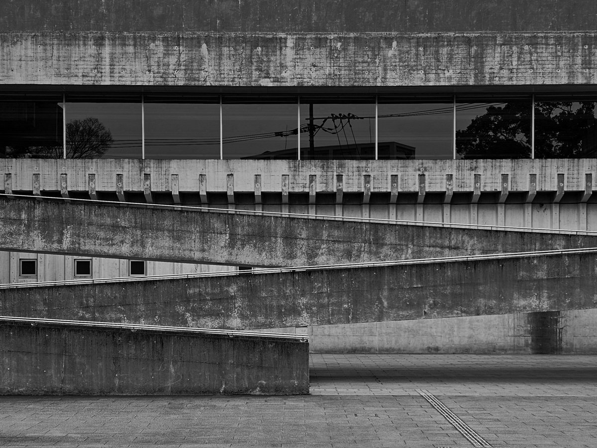 rikky_arch's tweet photo. 磯崎新/アートプラザ(旧大分県立大分図書館)

重苦しい石造表現としてのアーキトレーブ。断面には中空のハリボテを露呈するが、ホールでは一転してトップライト下に健全な姿を晒し、おまけに上面には色彩まで備える。光と古典的なpochéへの対置として、｢内包される闇｣を扱ったのではないか。 https://t.co/tKeT7ZUWMq