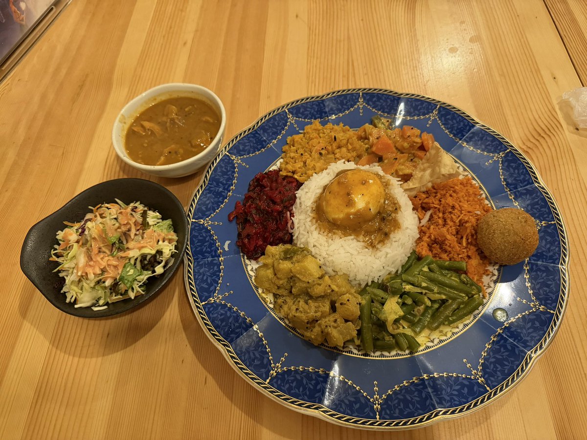 お外でスリランカカレー🇱🇰
スパイス摂取して胃腸の調子を整えようと思ってお店開拓
美味しかったので次はホッパー食べにこよう