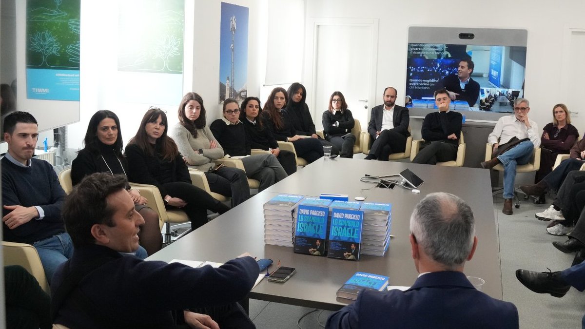 INWIT_Official's tweet photo. 📖 #INWIT continua nell’ascolto e condivisione con i suoi #stakeholders. Nel corso dell’appuntamento #INWITIncontra – Book Edition, la serie di incontri che mette in dialogo le persone di #INWIT con voci dal mondo della cultura e dell’informazione, abbiamo avuto il piacere di ospitare il giornalista @DAVIDPARENZO, che ha presentato il suo ultimo libro “Lo scandalo Israele”.

L’incontro è stato un momento di riflessione che ha visto i colleghi misurarsi con i temi geopolitici, non solo del Medio Oriente, intrecciando contesto storico, attualità ed esperienze diverse, in uno scenario globale in rapido cambiamento.

Per noi di INWIT, portare il mondo dentro l’azienda significa mettere al centro le persone, coltivare curiosità e costruire connessioni, non solo tecnologiche, che arricchiscono il lavoro quotidiano.

#INWITsiamoNOI #INWIT4Innovation #DietroLaTuaConnettività
