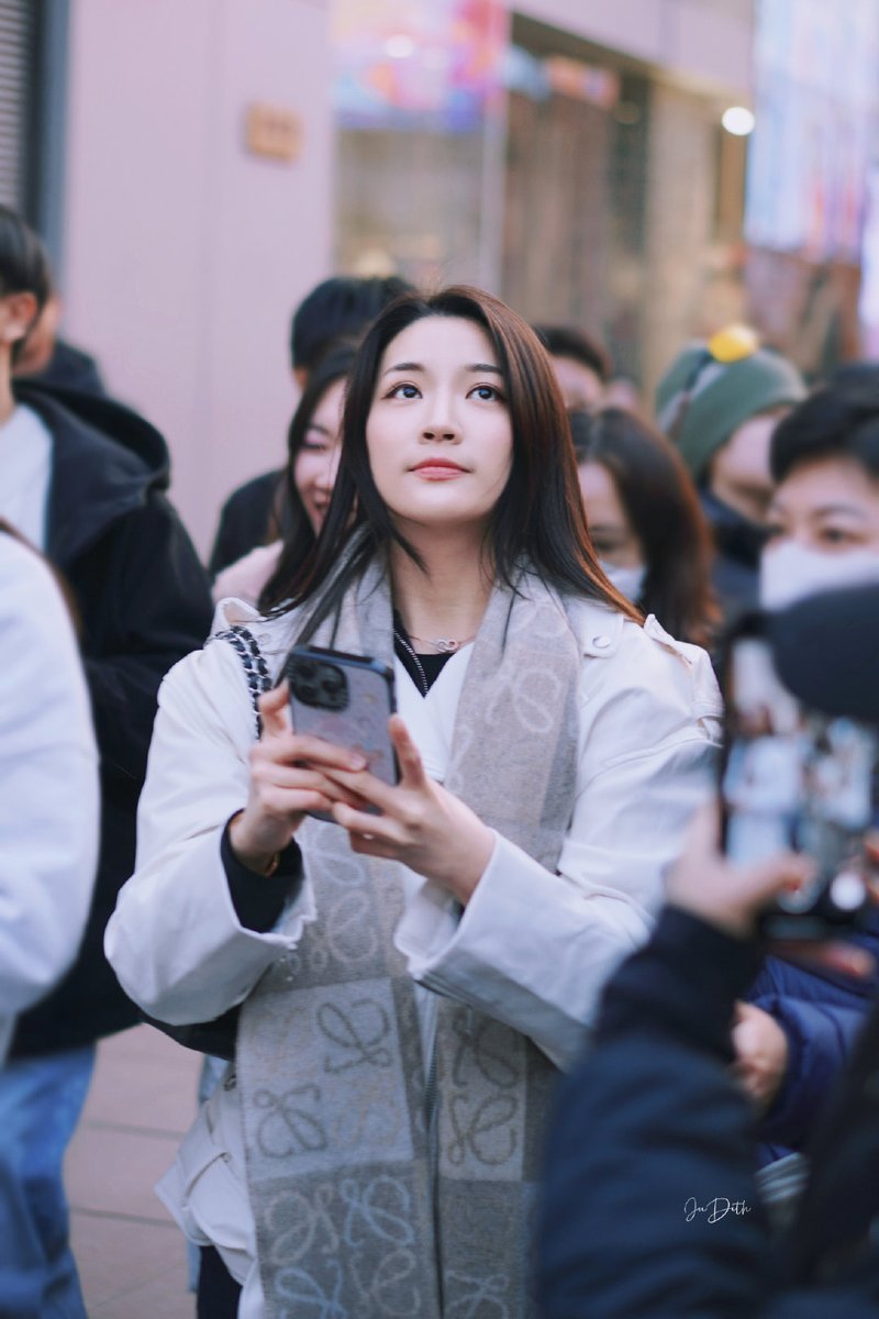 TheSapphicThing's tweet image. an au wherein ginny visited her grandmother in shanghai bumped into jayna who was there for school field trip.

ginny: you bumped into me and my world suddenly collapsed.

jayna: my soul collided to yours when we touched.

#GinJay #ginnynatnicha #aangelinaass #จินเจ