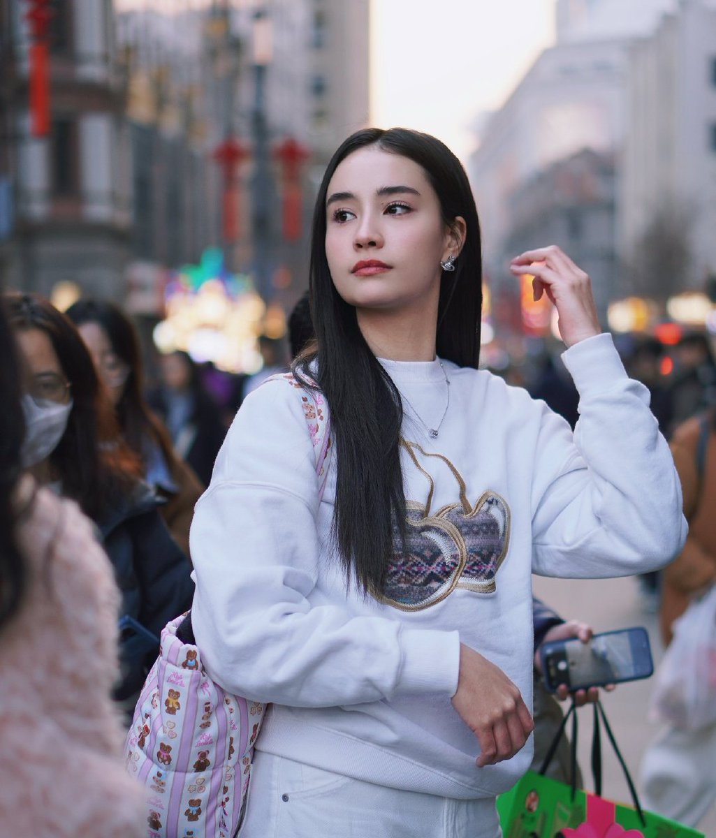 TheSapphicThing's tweet image. an au wherein ginny visited her grandmother in shanghai bumped into jayna who was there for school field trip.

ginny: you bumped into me and my world suddenly collapsed.

jayna: my soul collided to yours when we touched.

#GinJay #ginnynatnicha #aangelinaass #จินเจ