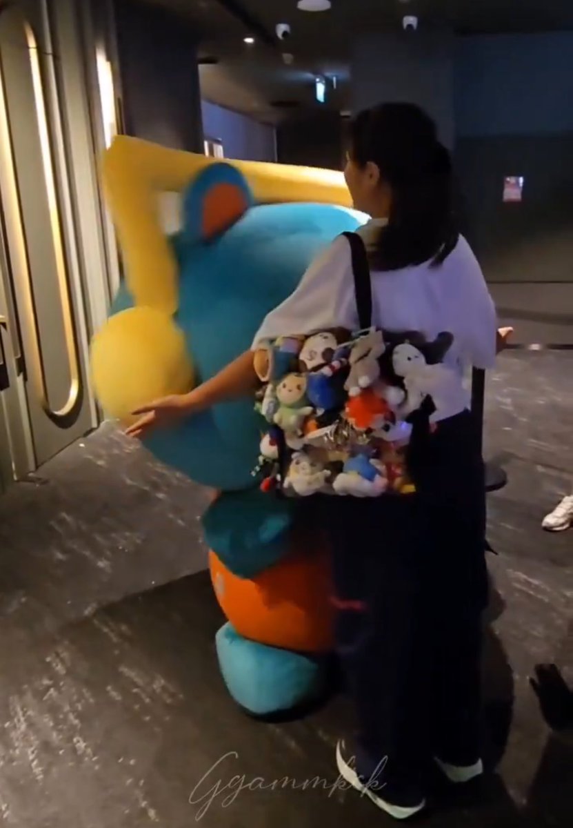 ppptity's tweet image. ที่เราแซวกันว่ากระเป๋าแม่นมมูลค่าหลายหมื่น ก็คือสมฐานะจริง 😂