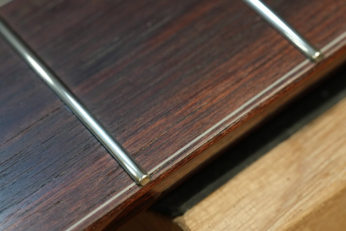 LeafInstruments's tweet image. 【じんさんのギターメンテ記録】
フレットを磨き上げたら、指板にオイルを充填して完成です。オイルには保湿と合わせて汚れ取りの役割があります。

綺麗に丸められたフレットは、押し弦がしやすく、音色のピッチやニュアンスも整います。…