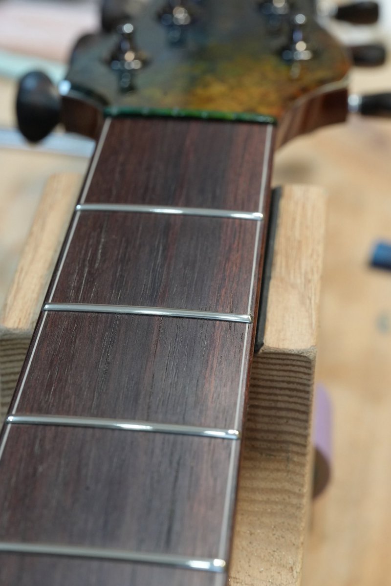 LeafInstruments's tweet image. 【じんさんのギターメンテ記録】
フレットを磨き上げたら、指板にオイルを充填して完成です。オイルには保湿と合わせて汚れ取りの役割があります。

綺麗に丸められたフレットは、押し弦がしやすく、音色のピッチやニュアンスも整います。…