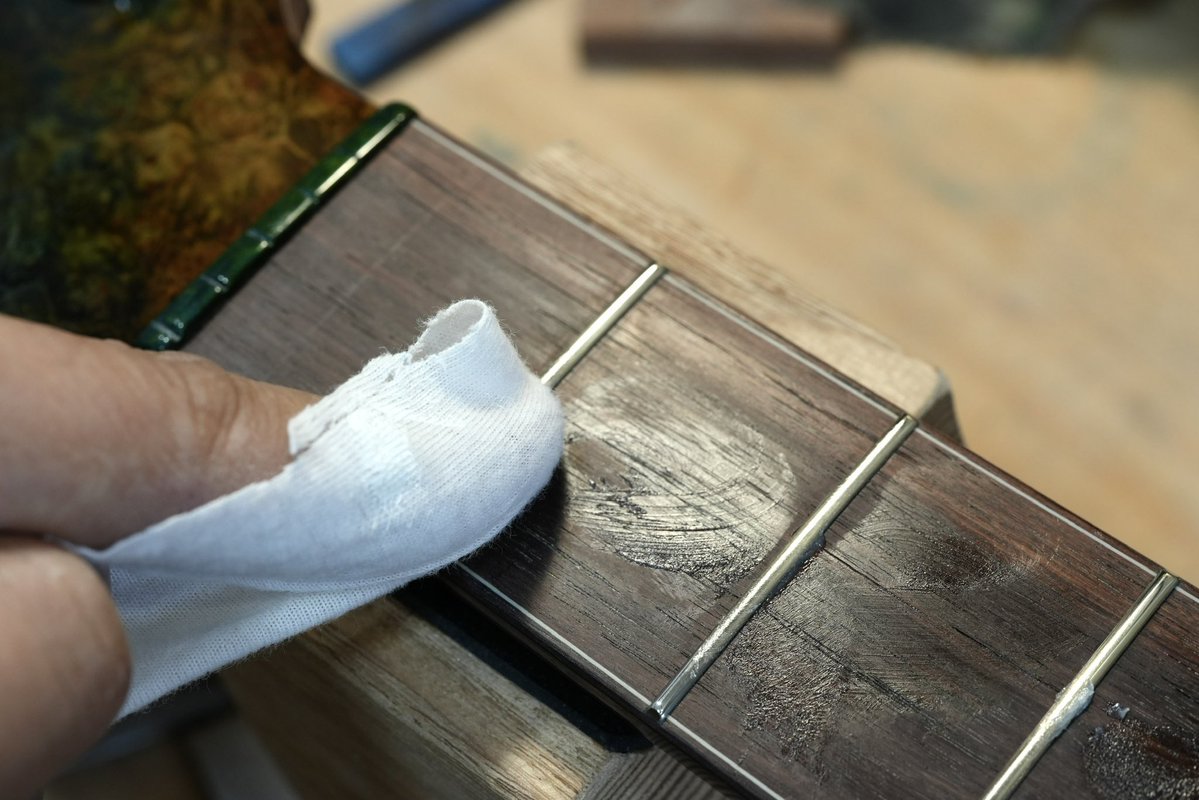 LeafInstruments's tweet image. 【じんさんのギターメンテ記録】
フレットを磨き上げたら、指板にオイルを充填して完成です。オイルには保湿と合わせて汚れ取りの役割があります。

綺麗に丸められたフレットは、押し弦がしやすく、音色のピッチやニュアンスも整います。…