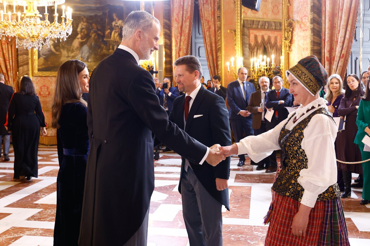 Los Reyes han recibido en el Palacio Real de Madrid, como cada año, al Cuerpo Diplomático acreditado en España, compuesto por 126 embajadas residentes en nuestro país y casi 800 consulados.

➡️casareal.es/ES/Actividades…