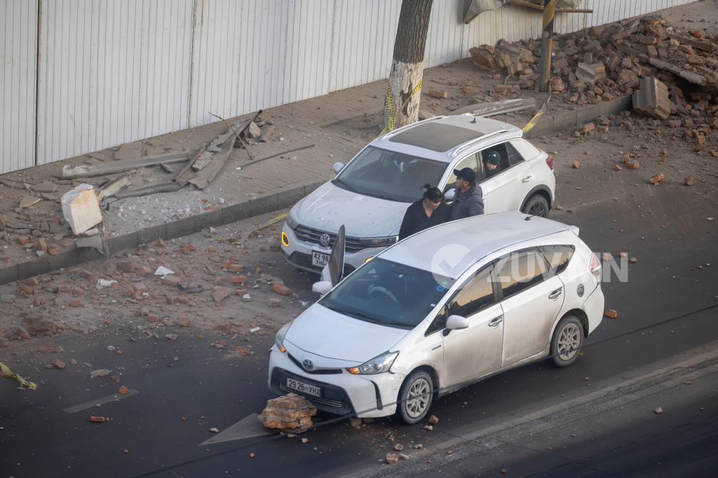 Хүн явж байсан бол яаана!
Төмстөөмөө ллр энэ бага тойргийн хэдэн байруудыг ч ёстой хядах шиг болж байна даа!!