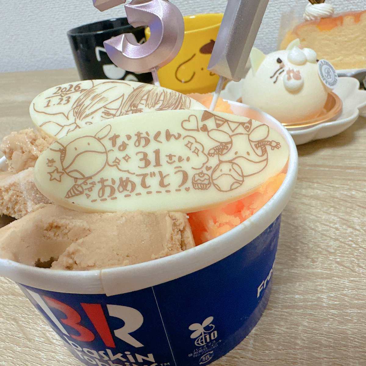 iura396's tweet photo. 誕生日ということで

31歳を迎えました！

いやぁあっというまでしたわ30歳

なんと！大好きなガンダムのハロと

僕ヤバの京ちゃんと杏奈ちゃんを奥さんが描いてくれました！

すげぇ嬉しいです

#僕ヤバ 
#ハロ
#機動戦士ガンダム https://t.co/6GP9I0khvU