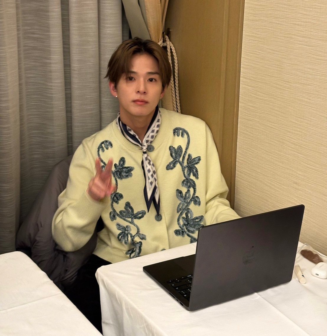 Kitsu_PH's tweet image. Asahi and his diary 📕💛 #아사히
 
Q. How do you write your diary?

🤖: On the left page, I write the date and record my day in chronological order — what time I woke up, what I ate, and when I practiced. On the right page, I freely write about my emotions.