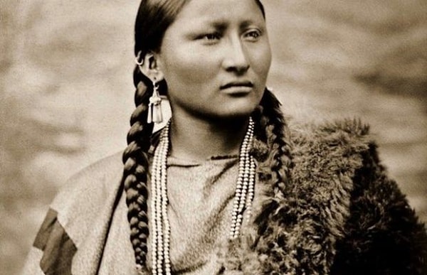 TandoganHazar's tweet photo. Saç örmek eski bir Türk geleneğidir ve tengri/şaman inancından doğdu. Kafkas Türklüğü, Azerbaycan (Kuzey, Güney) Hunza Türkleri, Amerika Yerlileri ve genel olarak tüm Türklerde görüyoruz. Avatar filmi Mu halkını anlatıyor. Orada da gördük. https://t.co/wZkXDJyasw