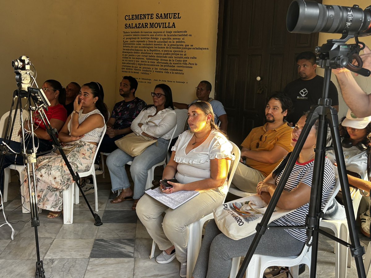 Tawny Moreno dialogó con Alexandra Vives y Fabián Buelvas sobre leer el Caribe, interesante diálogo de ciudad alrededor de la literatura.
Evento apoyado por el Ministerio de las Culturas, las Artes y los Saberes (<a href="/mincultura/">MinCultura Colombia</a>)