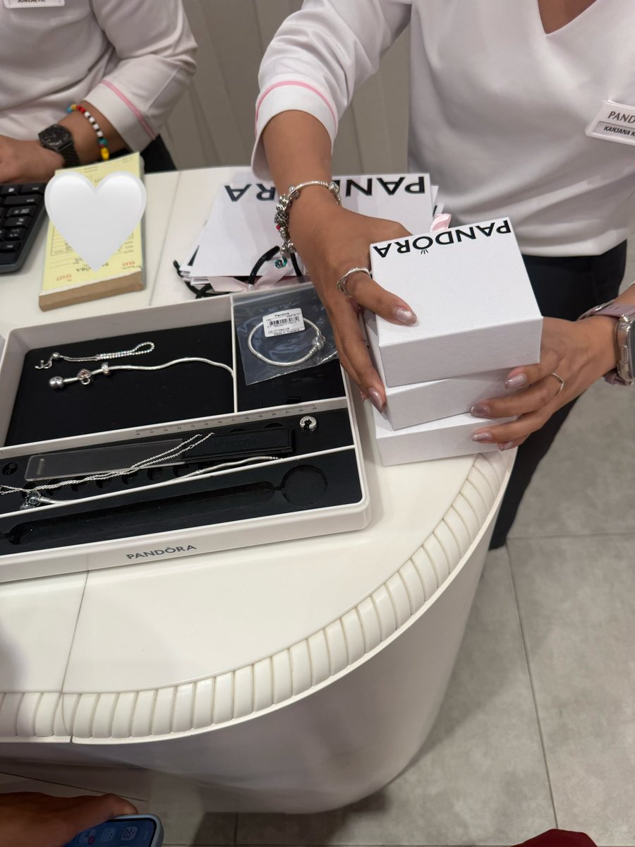 Babebiimemii's tweet image. มาอีกรอบ บอกพี่ SA ว่า เอาข้อมือคอลเลคชั่นที่น้องน้ำปิงใส่ทั้งหมดค่ะ พี่ SA จัดให้ ป้ายยาจนได้พรีน้องกระต่ายมาเพิ่มอีก 1 ตัว ชีวิตแม่ที่แพ้เสียงในหัว

#PandoraxKengNamping