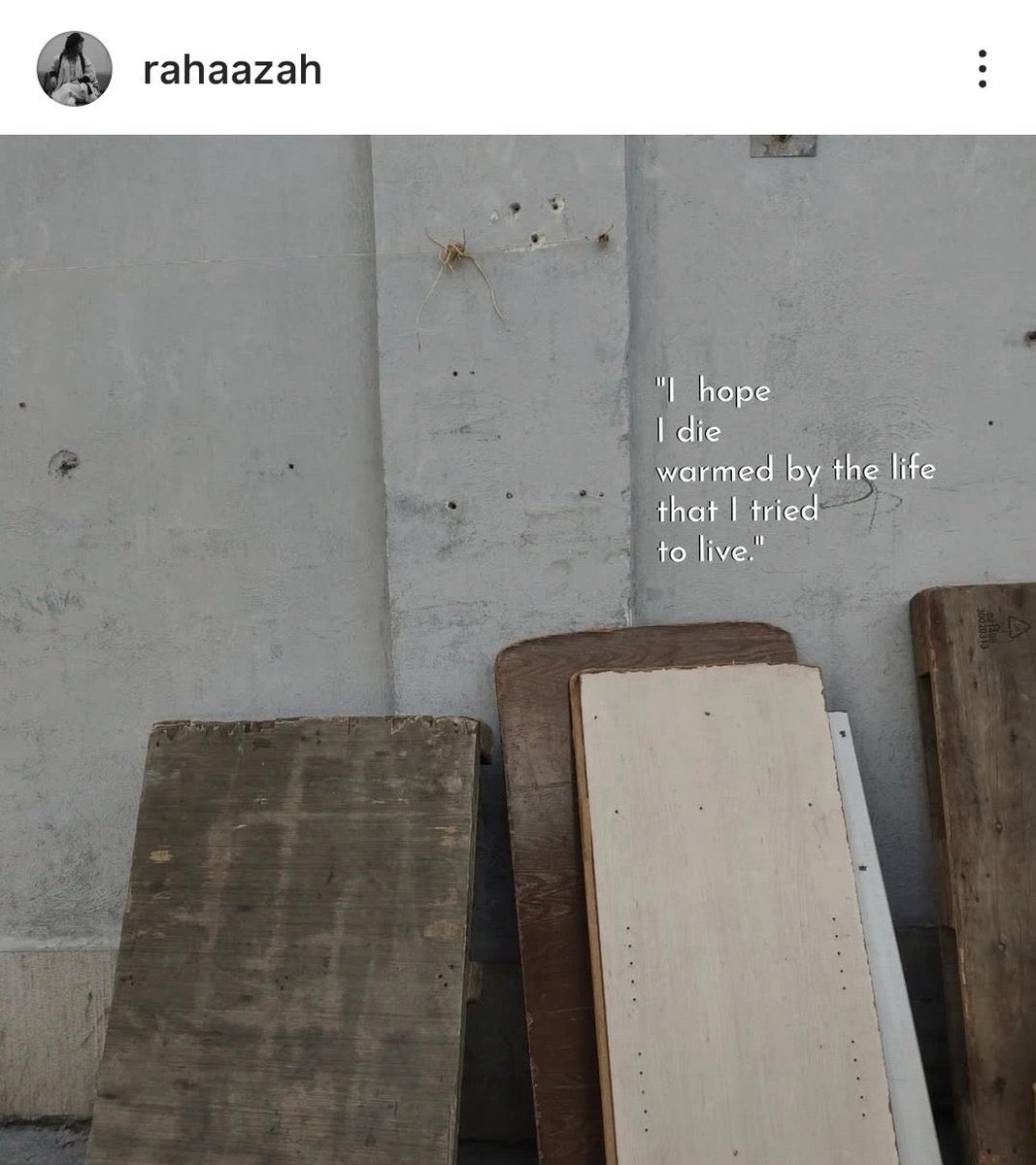 23 yaşındaki üniversite öğrencisi Raha Bohloulipour, İran'daki protestolarda rejim tarafından katledildi...

Raha'nın katledilmeden önce yaptığı bir paylaşım:

"Umarım yaşamaya çalıştığım hayatın sıcaklığıyla ölürüm."