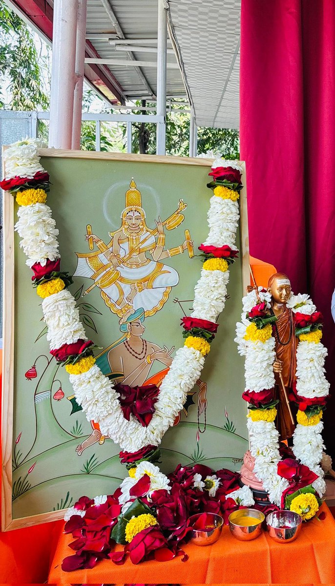 माँ वाग्देवी

हृदय को पवित्रता दे
जीवन को सरलता दे
शब्दों को सत्य दे,
वाणी को मर्यादा दे।
ज्ञान को करुणा दे,
बुद्धि को विनम्रता दे।

हे माँ!
दे हमें ऐसी दृष्टि
दे हमें ऐसी शक्ति
कि हम स्वयं को जान पाएं
और 
हमारे भीतर
हमारे शब्दों में
हमारे जीवन में
उद्भासित हो सच्चिदानंद स्वरूप