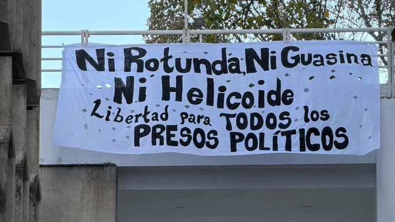 "Ni Rotunda, ni Guasina, ni Helicoide".

La UCAB amanece este 23 de enero, al cumplirse 68 años de la dictadura de Marcos Pérez Jiménez, con pancarta exigiendo libertad para todos los presos políticos.

#CierrenTODOSLosCentrosDeTortura