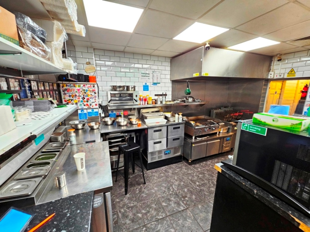 PaviourPS's tweet image. ### EQUIPMENT &amp;amp; LEASE SALE ONLY—DUE TO BUSINESS MOVE ###
FULLY EQUIPPED TAKEAWAY PREMISES WITH FULL A5 LICENCE (2300)
PRICE FOR EQUIPMENT, FITTINGS &amp;amp; LEASE
ONLY SELLING &amp;amp; MOVING DUE TO EXPANSION
REF: C3085
ESSEX / EAST LONDON BORDERS - REDUCED JUST £24,995 LEASEHOLD
01702 667 111