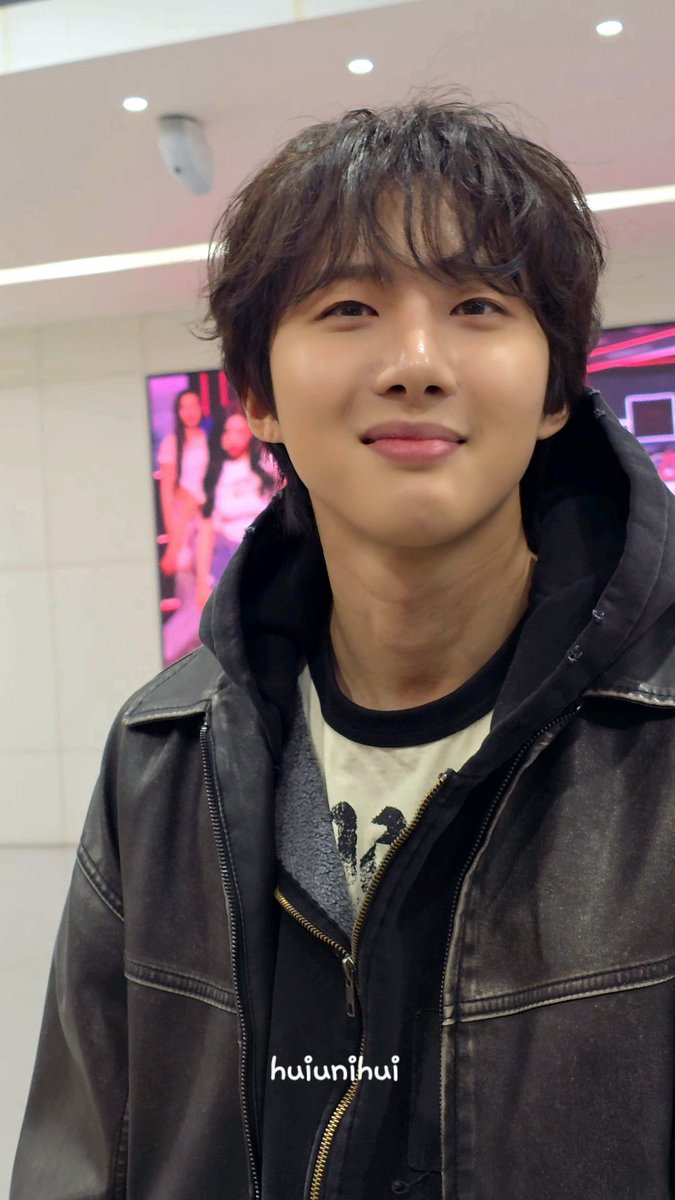 아침부터 저녁까지 후이로 가득했던 하루
오늘도 행복했어🖤
#후이 #HUI