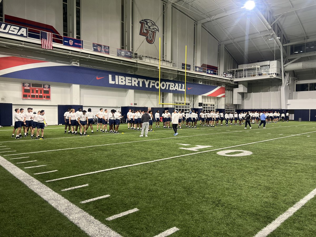 CoachShawnQuinn's tweet image. Early bird gets the worm! Good work this morning by the #TEAM #Phase1 @LibertyFootball