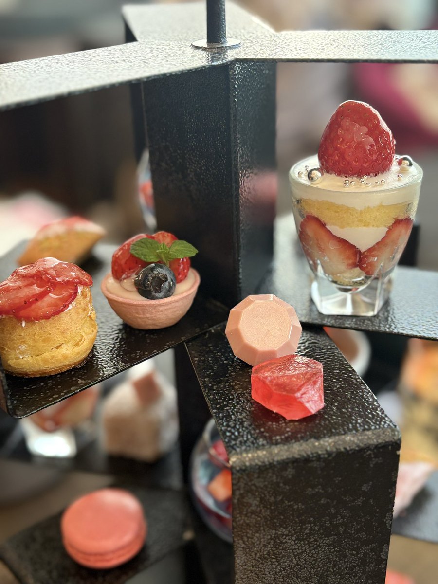 non_hmg's tweet photo. 昨日はゆめちゃんとAfternoontea🫖🍓

楽しすぎて時間忘れて
いつの間にか21時だったのは
本当に驚いちゃった💭

ゆめちゃんから教えてもらった
チョコレート食べるの楽しみ🍫❤️ https://t.co/OrIHeKsaeT