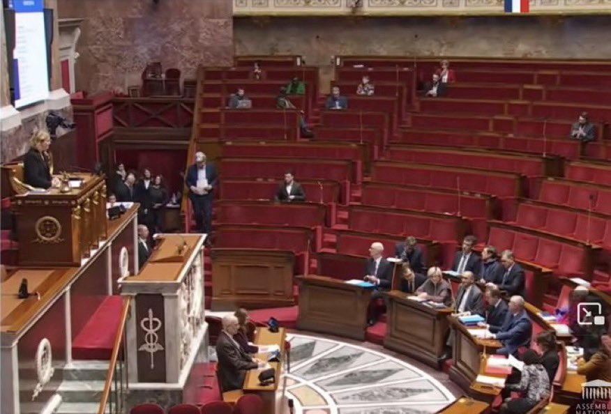 Hémicycle vide = démocratie vide.  

Hémicycle vide pour un vote ESSENTIEL sur le budget 2026 / motions de censure.  
Nos députés préfèrent le week-end à la maison plutôt que de bosser pour les Français.  
577 élus, et ça ? Honteux. Ras-le-bol total ! 
Ce Vendredi 23 janvier 2026