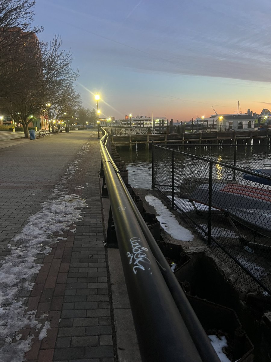 crossfit_crypto's tweet photo. Will the Hoboken uptown waterfront withstand the extra weight from the upcoming snow storm? The shift is on. https://t.co/BFhKLXDxvk