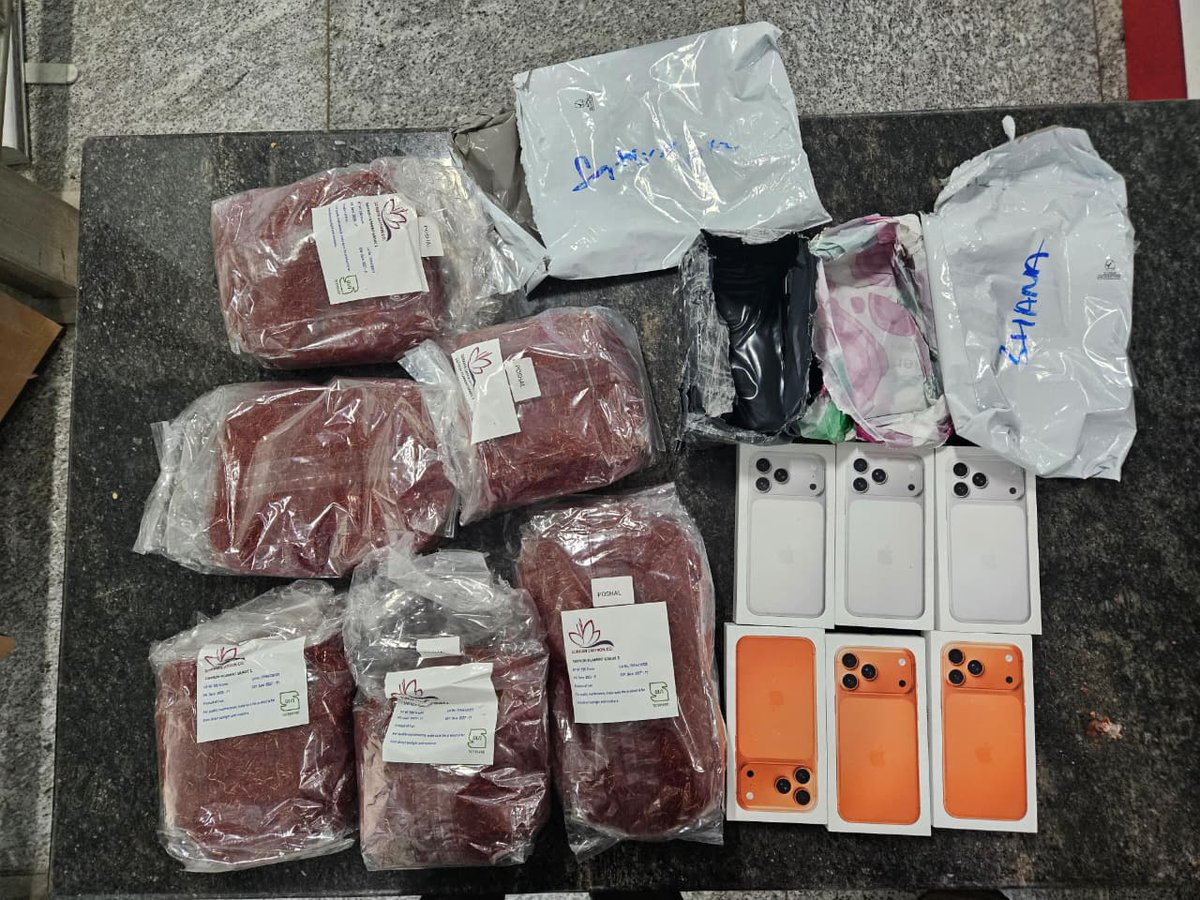 cgstcustvm's tweet photo. Customs Thiruvananthapuram Zone foiled 7 smuggling attempts this week! Seized: Gold worth ₹60.58L, Cigarettes worth ₹12.83L, E-cigarettes worth ₹7.46L, iPhones worth ₹9L, Foreign origin cosmetics worth ₹1.5L &amp; Saffron worth ₹3L.

#IndianCustomsAtWork
@cbic_india
@PIB_India https://t.co/IfgRv2mbSk