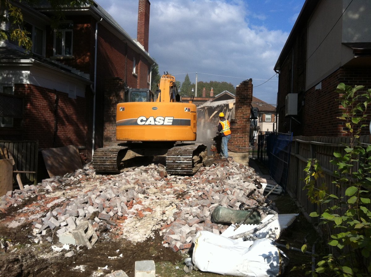🏡 🔨 Came across this pic from a project we completed years ago. It brought back memories of just how narrow the site was to rebuild a new home — barely 2 feet between the neighbouring houses 😲