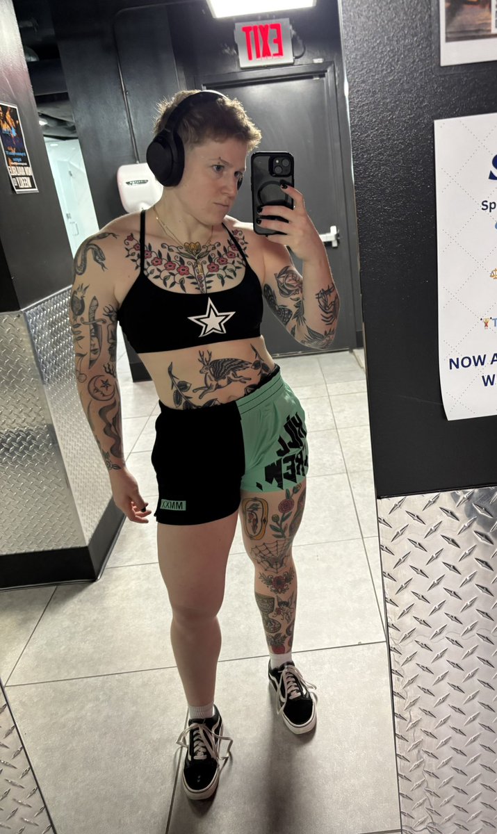 lesbianlifts's tweet image. I know yall prefer me in red or black but we went green today 🖤