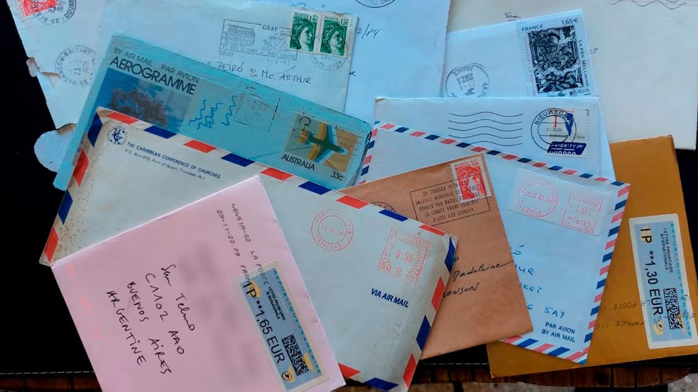Hace tiempo que dejamos de escribir cartas en papel para comunicarnos. Es todo un mundo el que desaparece con el correo postal pero también un género literario: ya no podremos asomarsnos al pensamiento íntimo de los protagonistas de la historia infobae.com/generacion-sil…